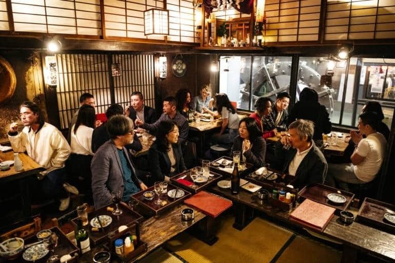 De magie van de izakaya: hoe Japanners écht ontspannen na het werk